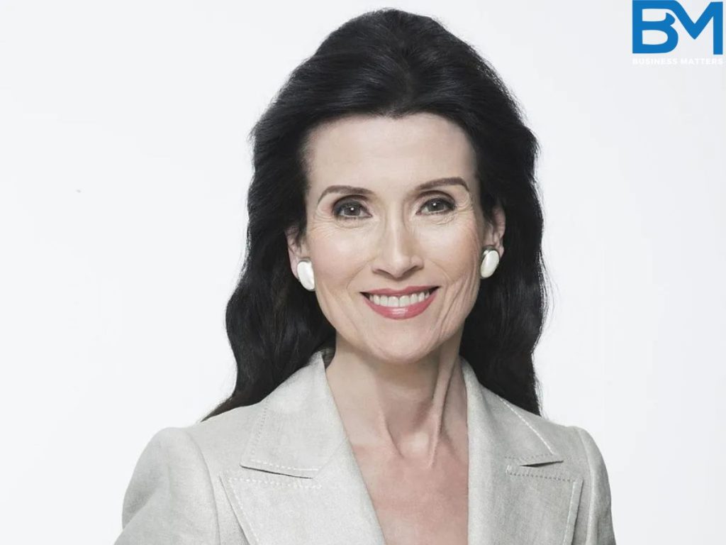 Marilyn Vos Savant, world highest IQ women, laughing while looking at the camera