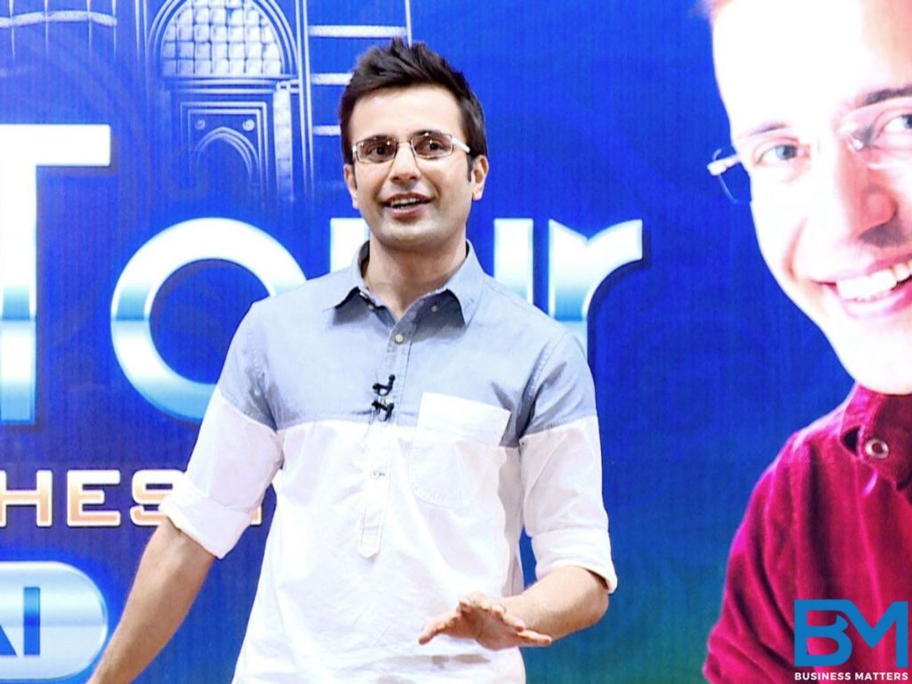 Sandeep Maheshwari in his Mumbai show on stage